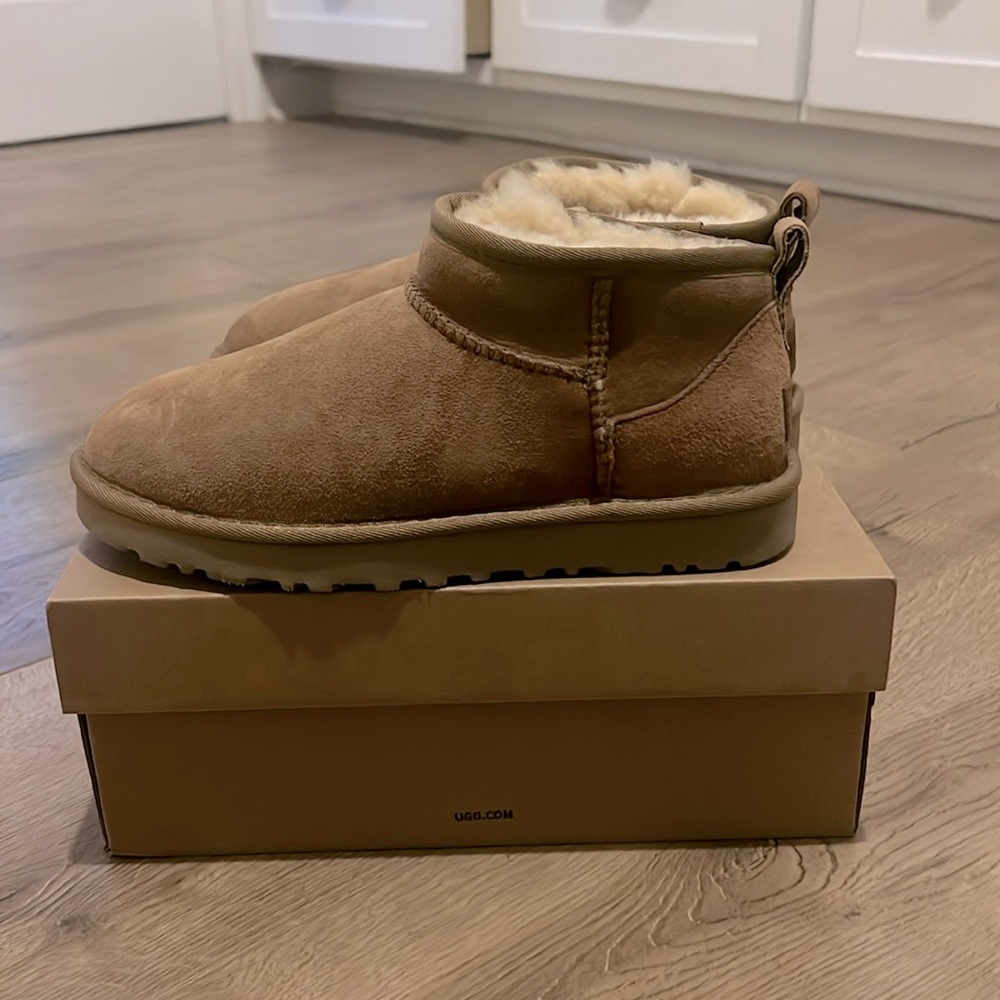 Women’s brand new mini uggs size 8